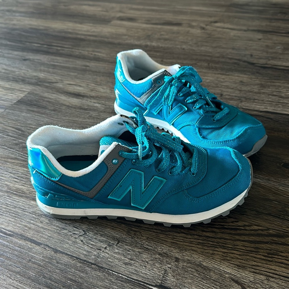 New Balance 574 size 8.5 turquoise blue